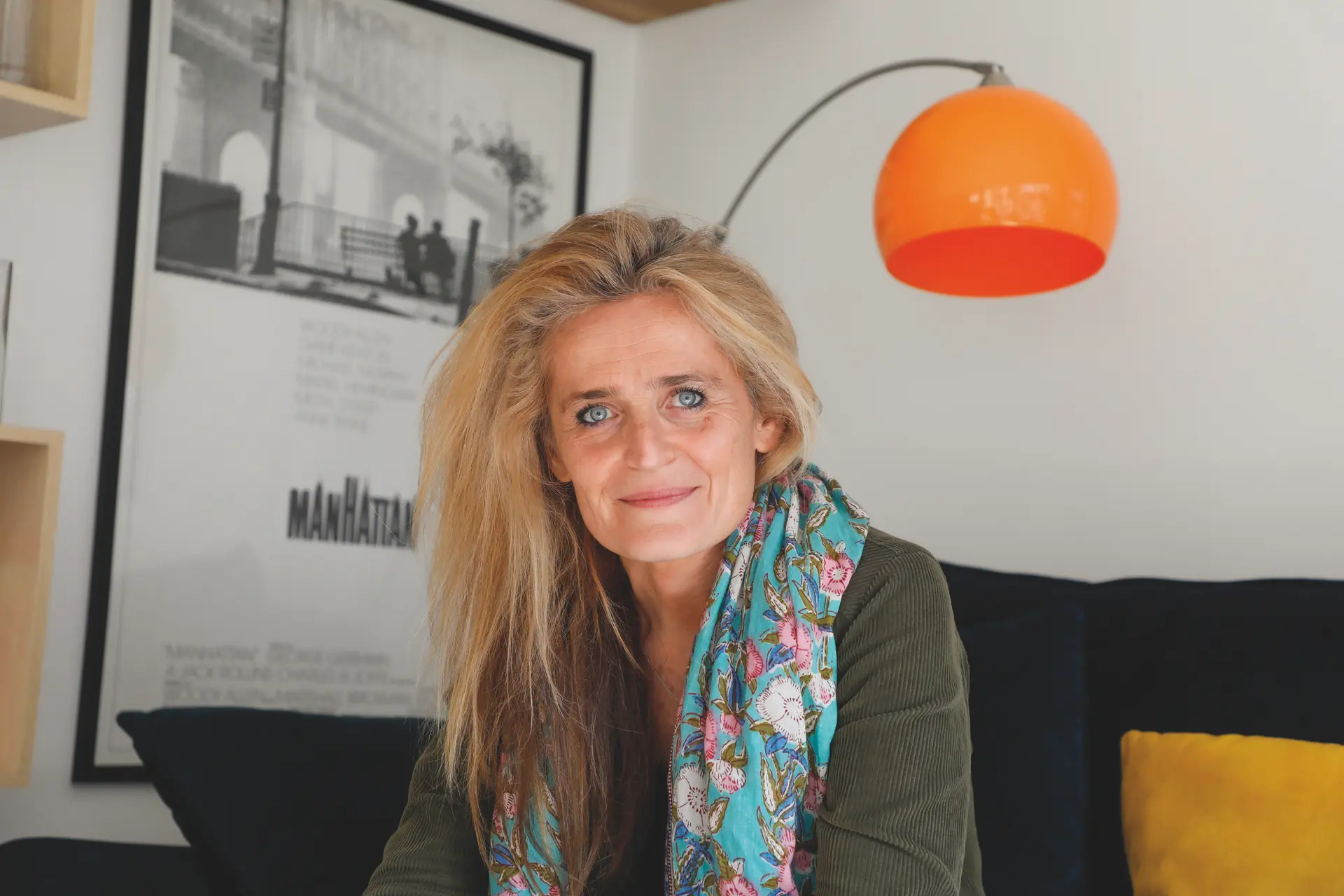 Portrait de Fanny Guiard-Norel sur un plateau de tournage